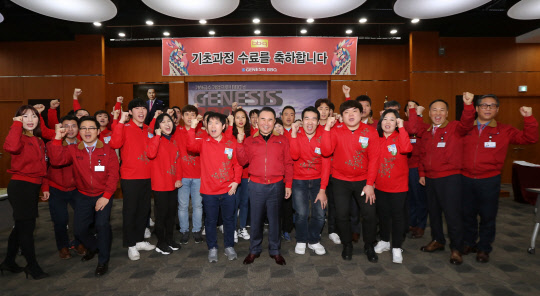 윤홍근 제너시스BBQ그룹 회장이 올해 첫 수료식에 참석해 가맹점주들에게 덕담을 건넸다. <제너시스BBQ 제공>